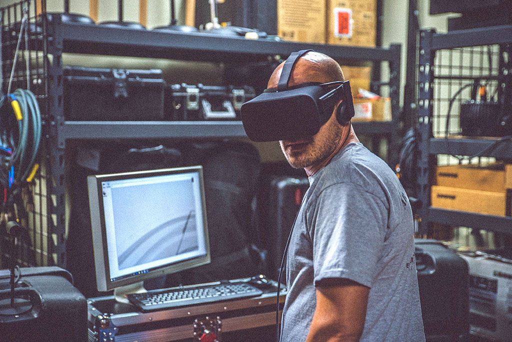 trabajador con gafas de realidad virtual