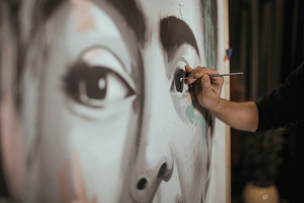 Rosemile dibujando a Frida para la exposición Imperfeita