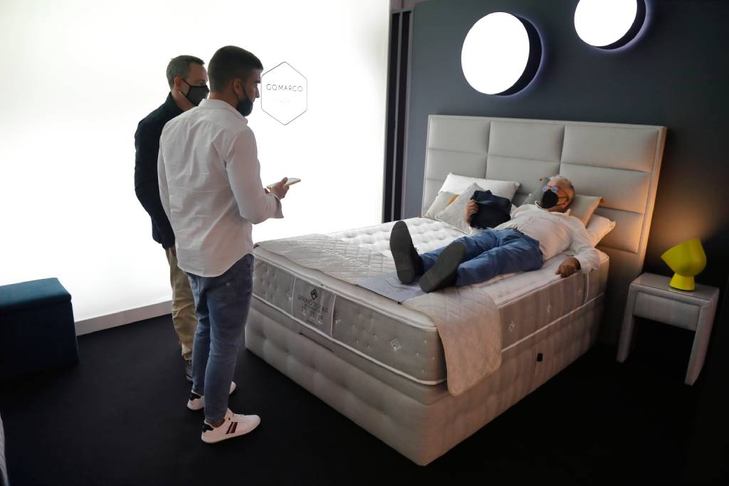 visitantes de FMY probando una cama