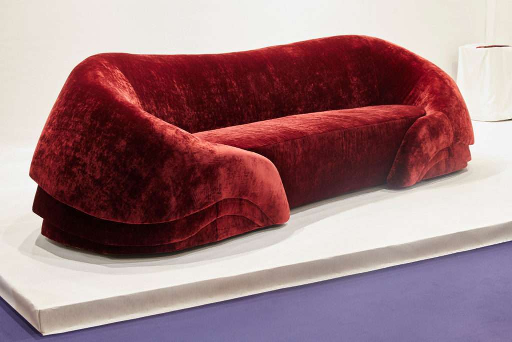 terciopelo de diseño rojo en el salón del mueble de París