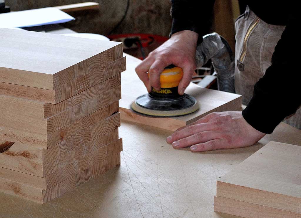 artesano carpintero en un taller trabajando la madera
