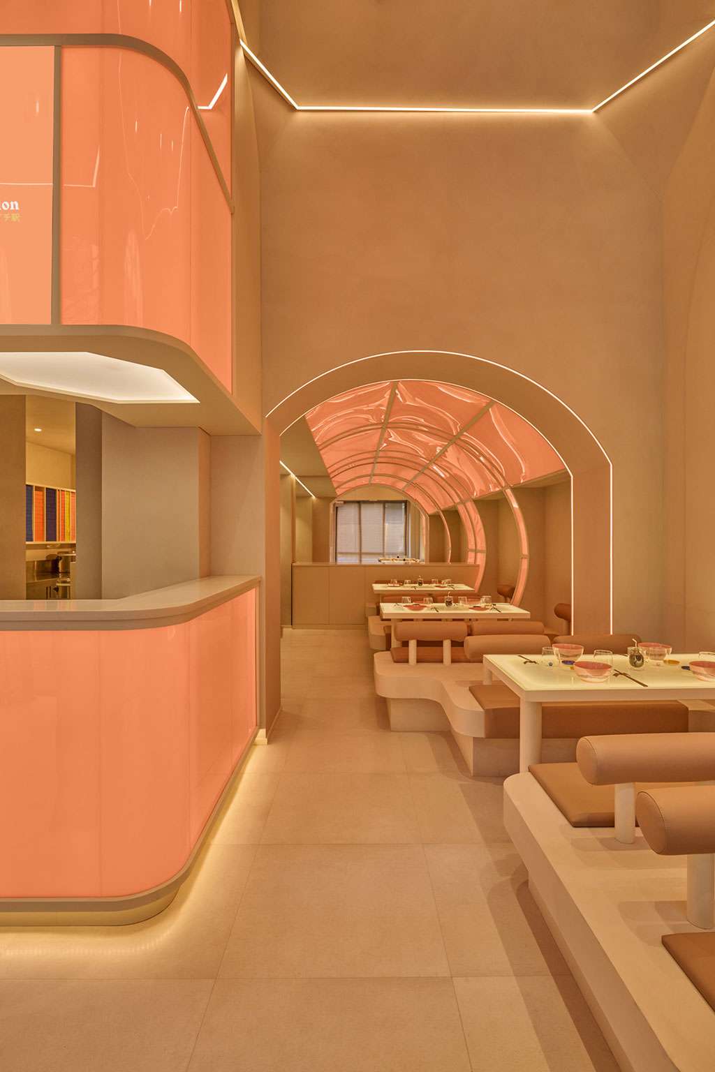Interiorismo futurista para un restaurante de Sushi
