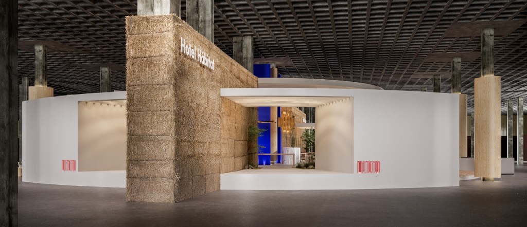 muro de paja en la instalación 