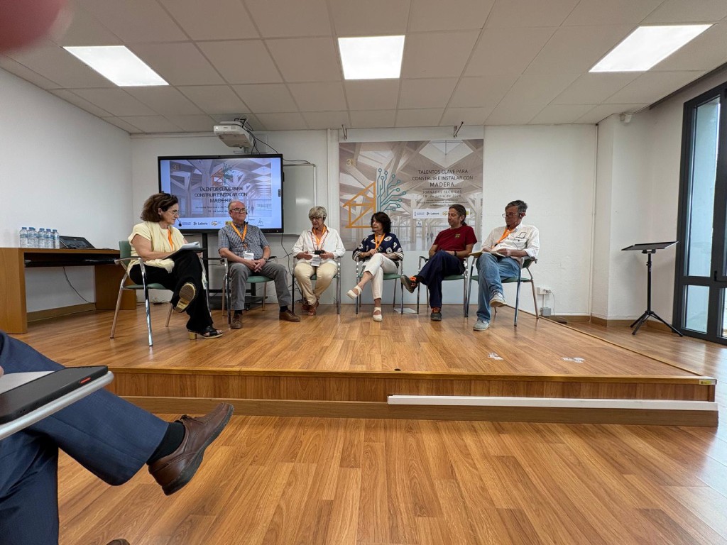mesa de debate sobre construcción con madera