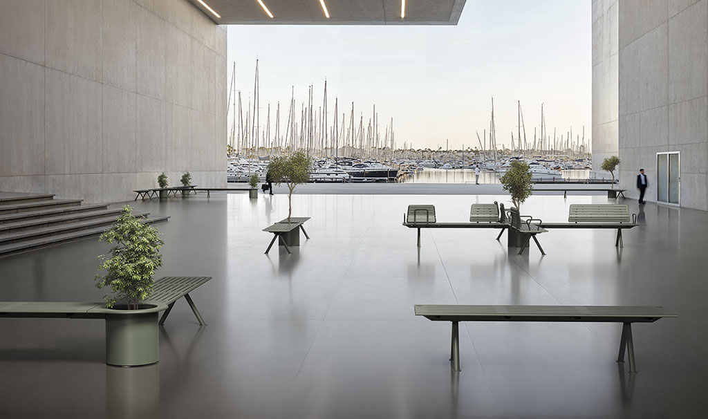 ARTdECO de UNNOM en un espacio abierto con mobiliario y vistas al puerto.
