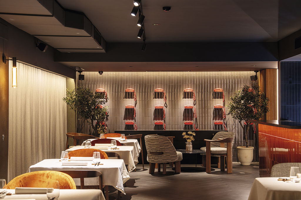 Interior del Hotel Turia Badajoz con mobiliario y diferentes ambientes conectados.