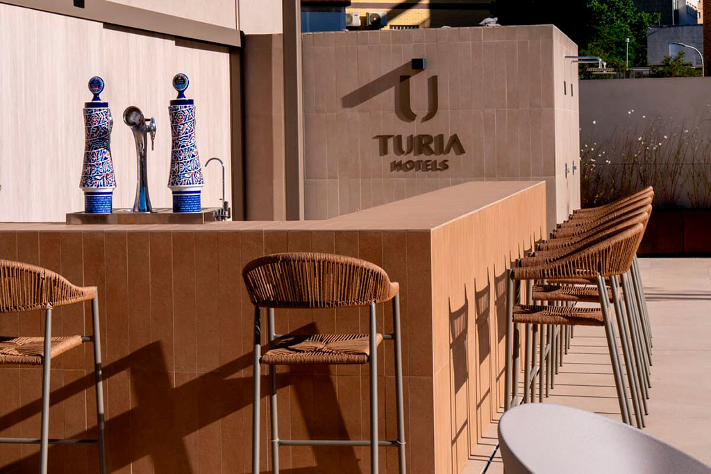 Barra exterior del Hotel Turia Badajoz junto a la zona de piscina.