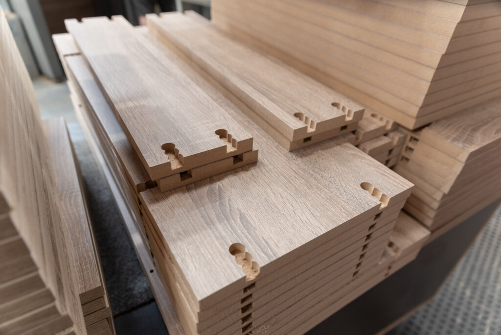 Piezas de mobiliario mecanizadas para sistemas de ensamble en Witley Jones Furniture
