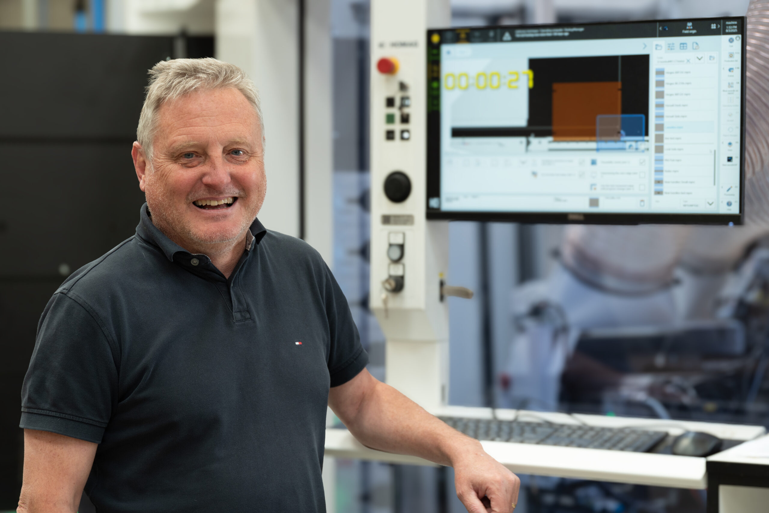 Simon Downes responsable de Witley Jones Furniture junto a maquinaria de producción