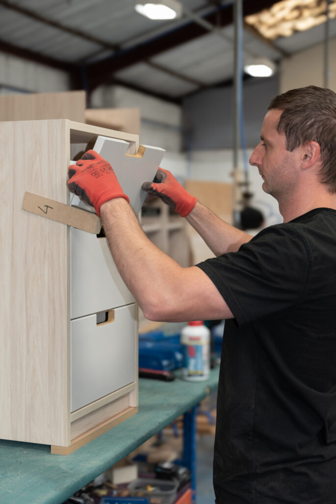 Montaje de mobiliario de Witley Jones Furniture con sistemas de ensamble