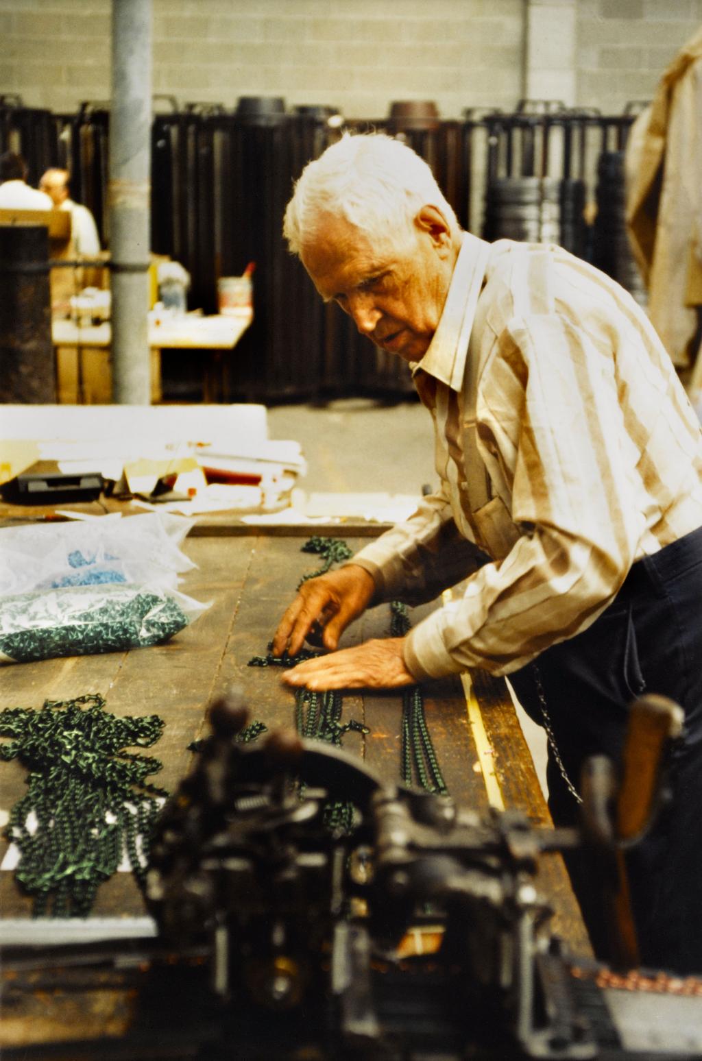 fabricando cadenas en Kriskadecor 100 años