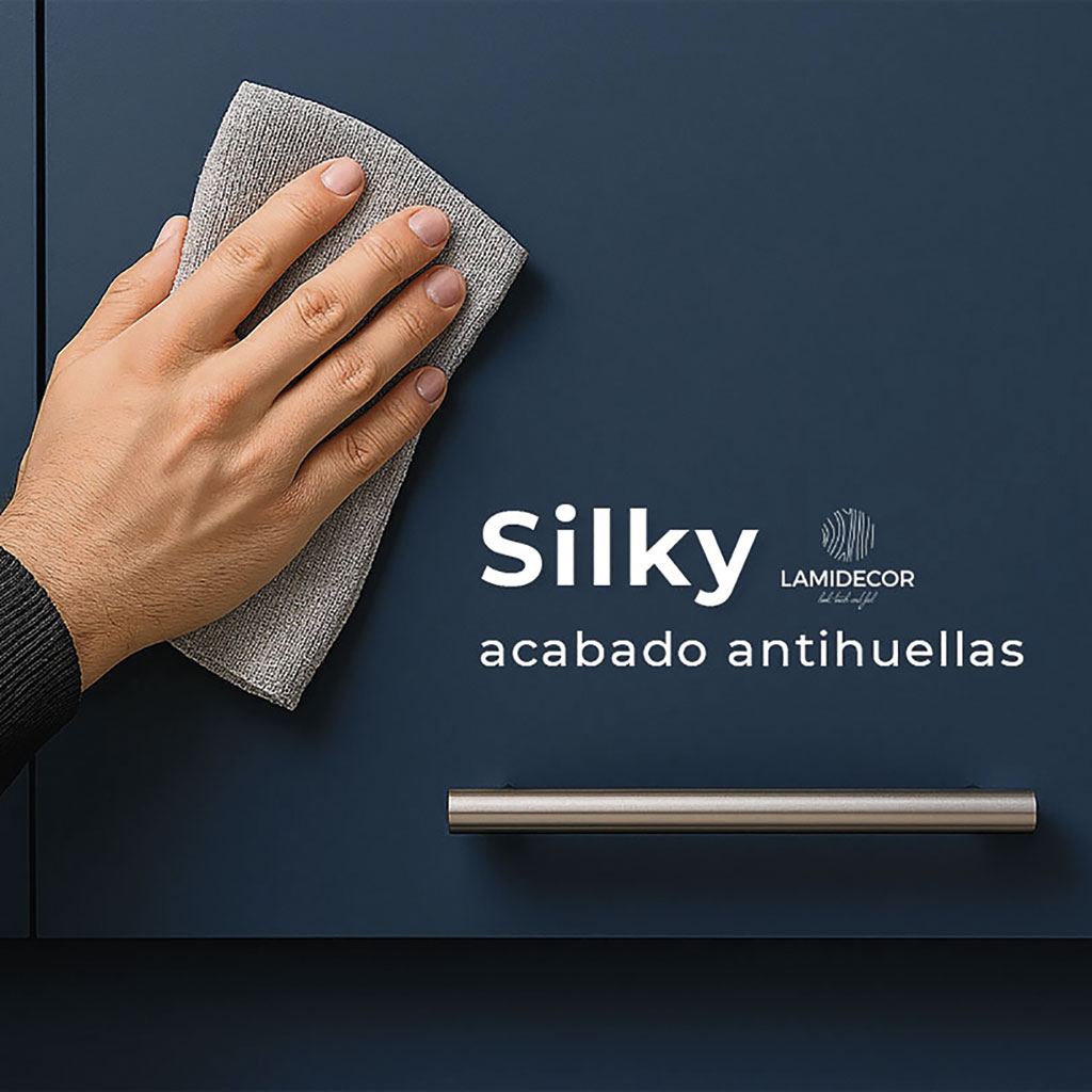 Limpieza de un frente con acabado antihuellas Silky de Lamidecor