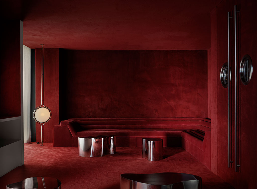 Espacio social de las oficinas de Jungle en Madrid con interiorismo rojo y mobiliario metálico.