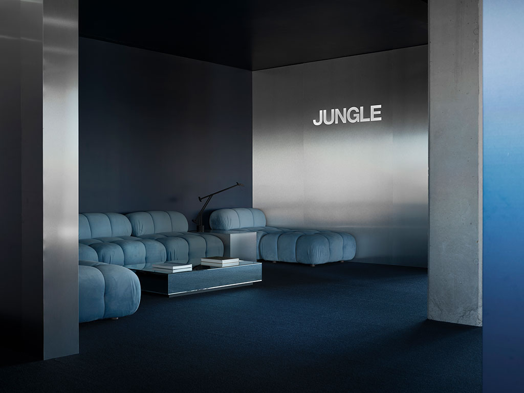 Zona social de las oficinas de Jungle en Madrid con sofás modulares y acabados metálicos.
