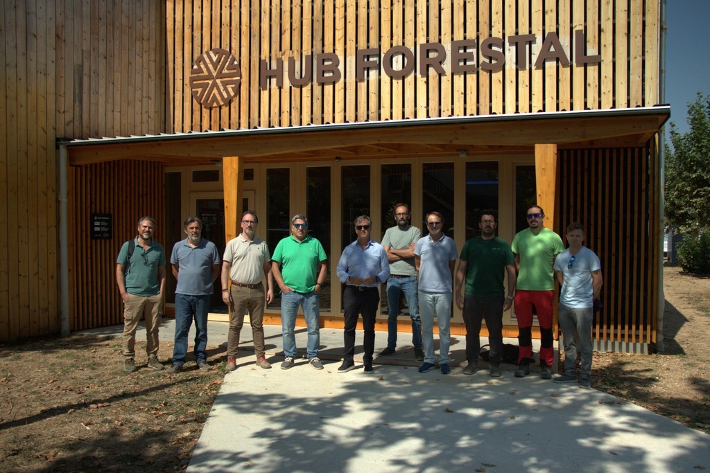 foto de grupo en la visita al hub del centro tecnológico forestal de catañuña