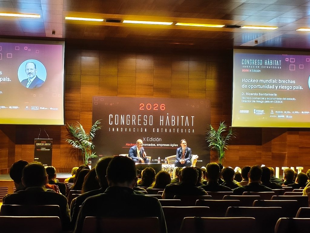 mesa de debate sobre competitividad en la industria del hábitat