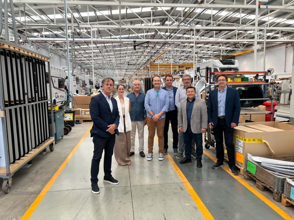 foto de grupo de Fevama en una fábirca