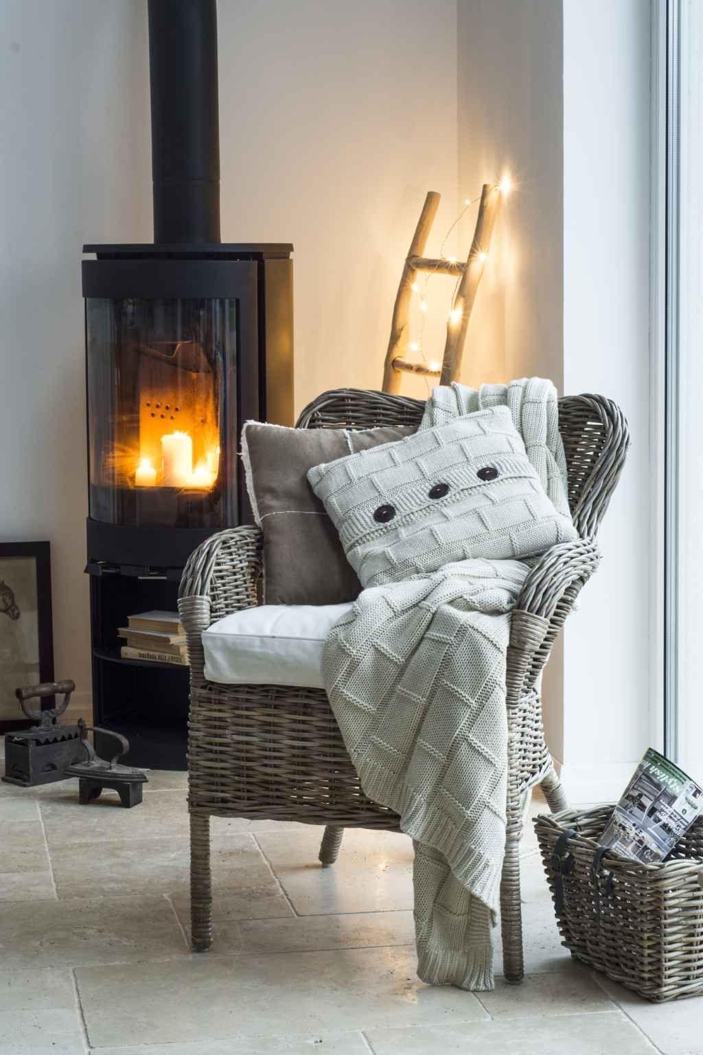rincón de estilo cocooning con estufa